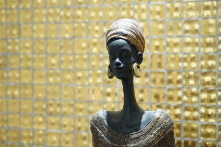 Detaliu de statuie și mozaic aurit Casă în stil balinez